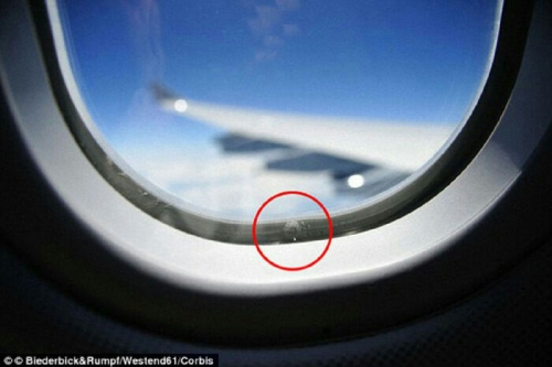 Kenapa Ada Lubang Kecil di Kaca Tiap Jendela Pesawat? Ternyata Ini Jawabannya
