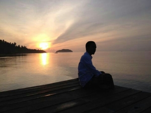 GoRiau Duduk Pakai Sarung di Dermaga, Jokowi Nikmati Matahari Pertama Terbit Tahun 2016 di Raja Ampat