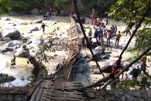 GoRiau Jembatan Gantung Putus Saat 50 Warga Melintas di Atasnya, 30 Orang Terluka
