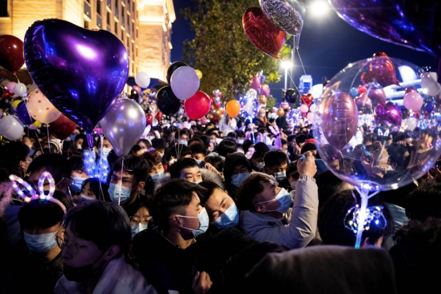 Saat Seluruh Dunia Menderita, Kota Sumber Covid-19 Wuhan Pesta-pora Sambut Tahun Baru, Ini Penampakannya