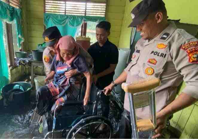Sambil Cooling System Pemilu Damai, Polres Pelalawan Bantu Warga Langgam yang Cacat Sejak Lahir
