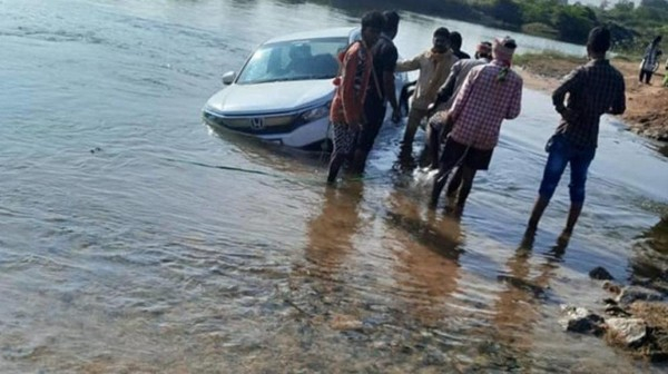 Sopir Terlalu Percaya Google Maps, Mobil Honda Tercebur ke Kolam