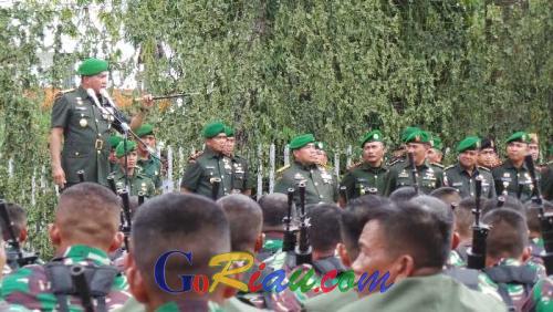 Ngeri! Salam Perpisahan Ala Mayjen Lodewyk Pusung Bikin Ratusan Prajuritnya di Riau Terdiam