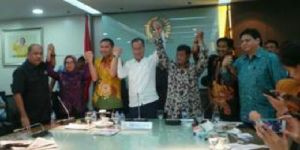 GoRiau Kubu Agung Laksono Klaim Fraksinya di DPR Tetap Sah