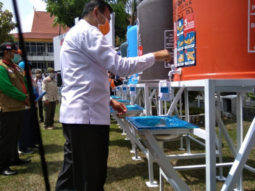 Bantu Pemerintah, Puluhan Unit Alat Cuci Tangan Disumbangkan Berbagai Kelompok Masyarakat di Pekanbaru