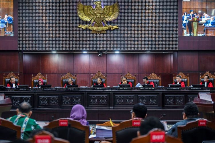 Saksi Sebut Polisi Tekan Para Kades, Prabowo Harus Menang Kalau Ingin Aman