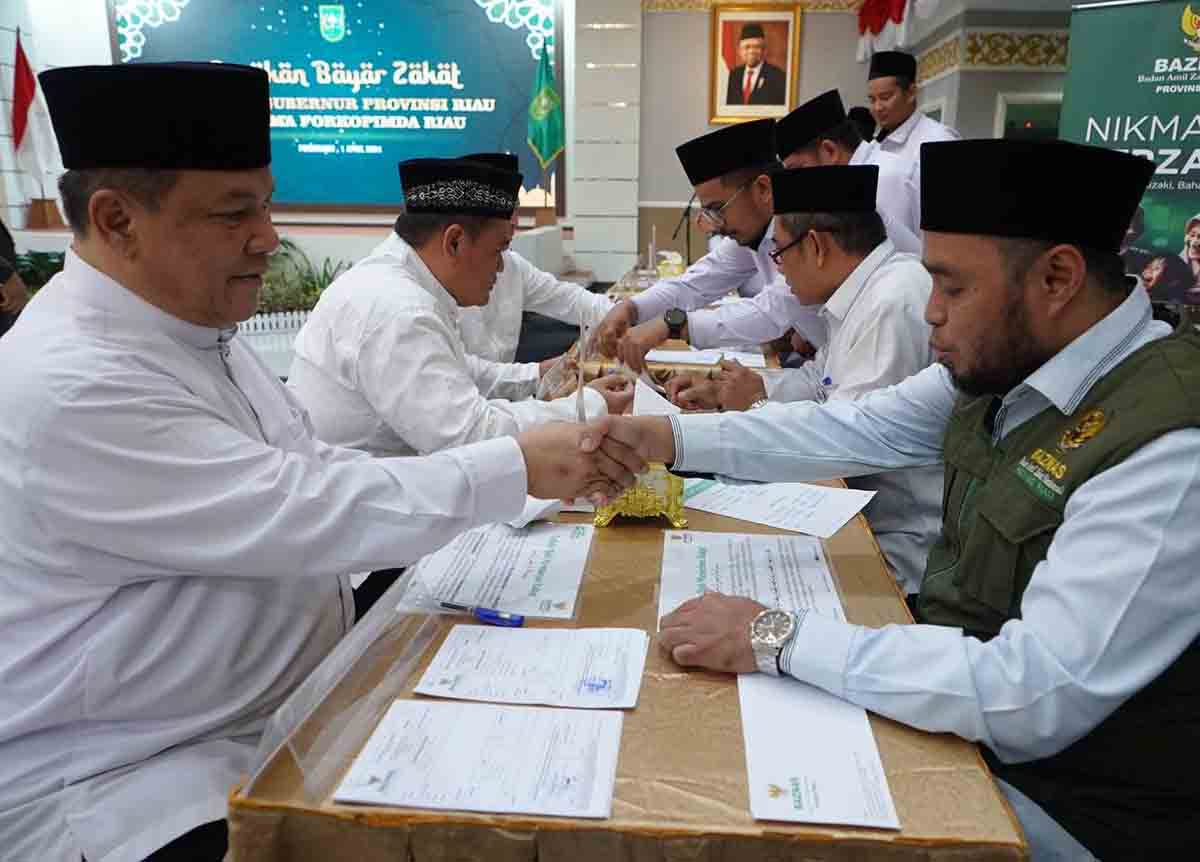 Pj Gubernur Riau Serahkan Zakat Lewat Baznas