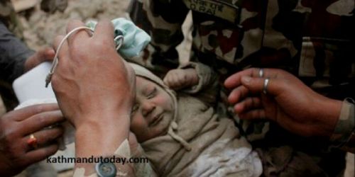 Ajaib, Bayi 4 Bulan Ini Selamat Setelah 2 Hari Terjebak di Bawah Reruntuhan Gempa Nepal