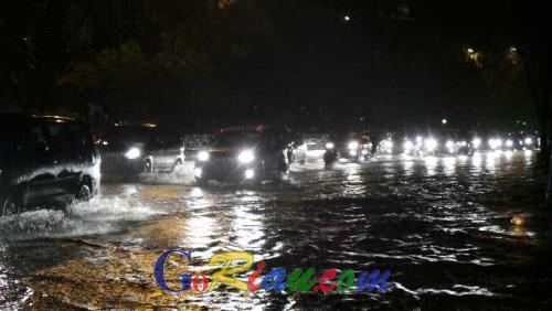 Pekanbaru Dilanda Hujan Badai dan Angin Kencang, Sejumlah Ruas Jalan Berubah Jadi Sungai Dadakan
