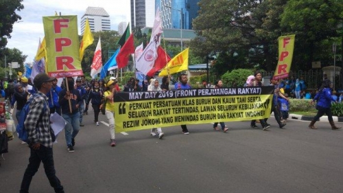 Buruh Usung Spanduk Bertuliskan Lawan Kebijakan Rezim Jokowi yang Menindas Rakyat Indonesia