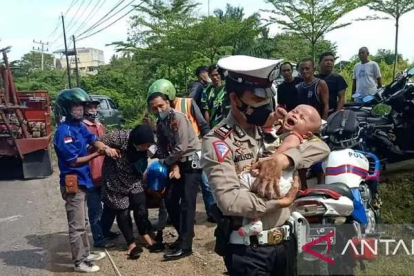 Polisi Berhasil Evakuasi Balita Korban Kecelakaan di Jalinteng Sumatera