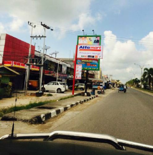 Pengawasan Lemah, Alfamart Pangkalan Kerinci Pasang Papan Reklame Serampangan