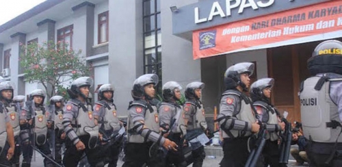 Gara-gara Senggolan di Pintu Lapas, Polisi Dikeroyok dan Ditikam Napi