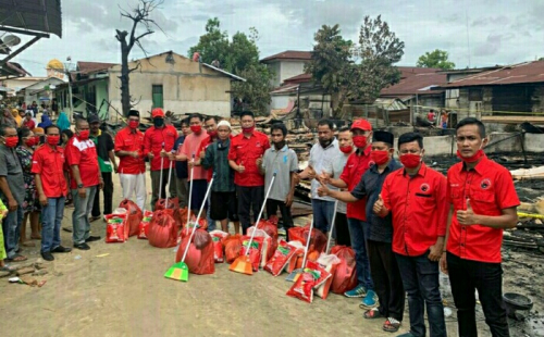 PDIP Salurkan Bantuan Korban Kebakaran di Pangkalan Kerinci Pelalawan, Hanguskan 10 Rumah Petak