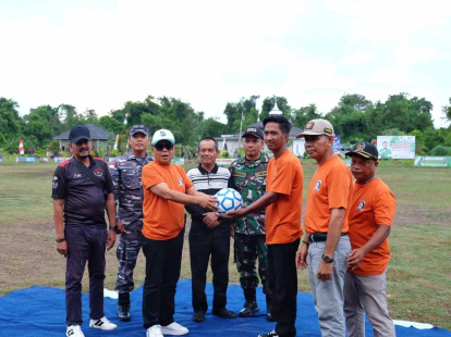 Buka Turnamen Sepak Bola Karang Taruna Desa Banglas, Asmar Bantu Rp40 Juta