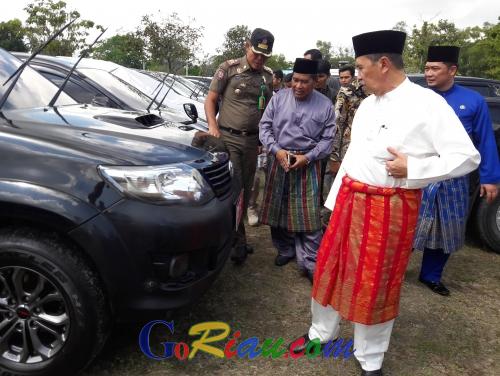 Gubernur Serahkan 29 Unit Mobil Dinas kepada Pejabat Eselon III Pemprov Riau