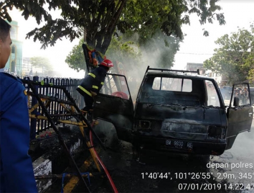 Mobil Pengangkut Papan Bunga Terbakar di Depan Polres Dumai