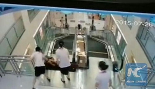Hati-hati Masuk Lift, Bila Tak Ingin Kepalanya Terjepit dan Terpenggal Seperti Wanita Ini