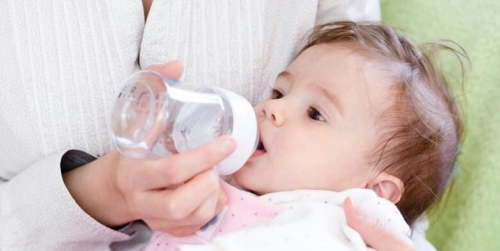 Bayi Tak Boleh Minum Air Putih, Ini Alasannya
