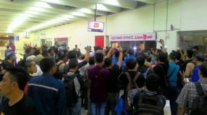 GoRiau Delay ke Berbagai Jurusan Sejak Kemarin, Penumpang Lion Air Blokir Eskalator Bandara Soetta