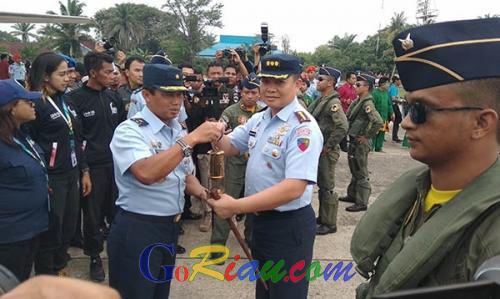 Tiba di Lanud Roesmin Nurjadin Pekanbaru, Api Obor Asian Games XVIII 2018 Langsung Dibawa ke Negeri Istana Matahari Timur