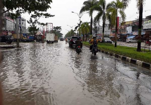 Hujan Sebentar, Jalan Lintas di Pangkalan Kerinci Ini Sudah Tergenang
