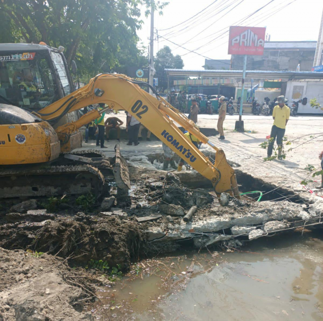 PUPR Pekanbaru Bongkar Jembatan Beton di Jalan Arifin Ahmad: Sumbat Drainase