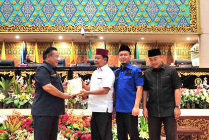 GoRiau Pandangan Umum Fraksi DPRD Terhadap Perda Pertanggungjawaban APBD Riau 2022 Diserahkan
