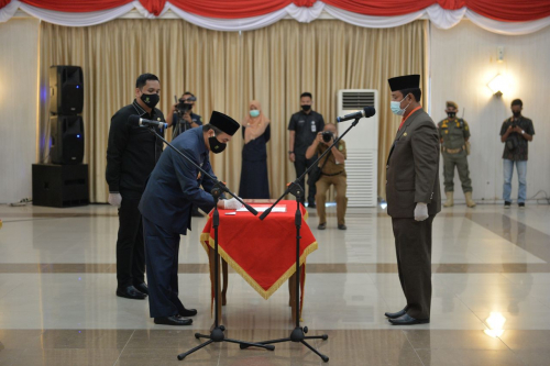 Gubri Lantik Jenri Salmon Ginting Jadi Asisten I Setdaprov Riau