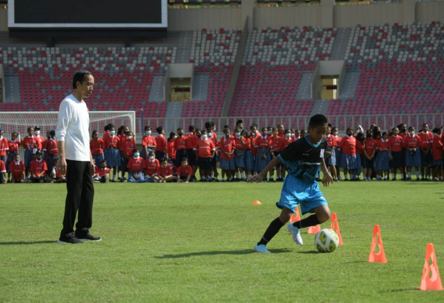 Presiden Jokowi Yakin Papua Football Academy Lahirkan Pesepakbola Hebat