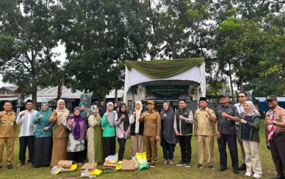 GoRiau Misriati Menangis Haru Saat Terima Bantuan di Gerakan Pangan Murah Riau