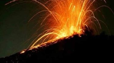 Gunung Anak Krakatau Semburkan Lava Pijar Hingga Menyentuh Lautan