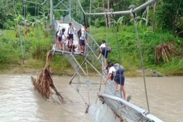 Siswa di Orahili Bertaruh Nyawa ke Sekolah, Bergelantungan di Jembatan Gantung Ambruk