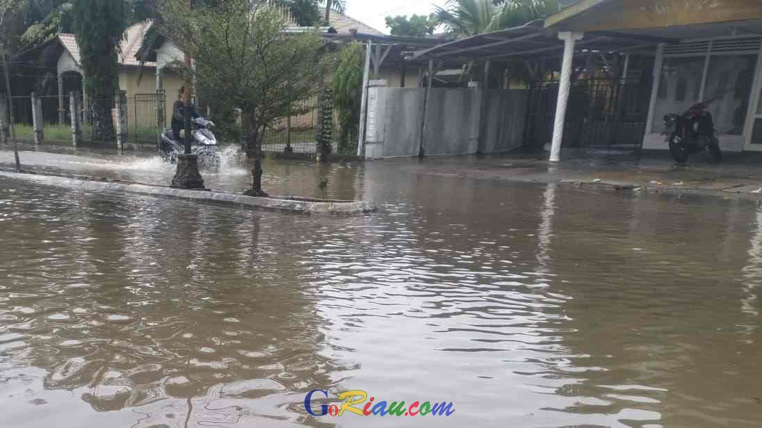 Drainase Tersumbat Picu Banjir Bagansiapiapi, Warga Desak Dinas PUTR Rohil Turun Tangan