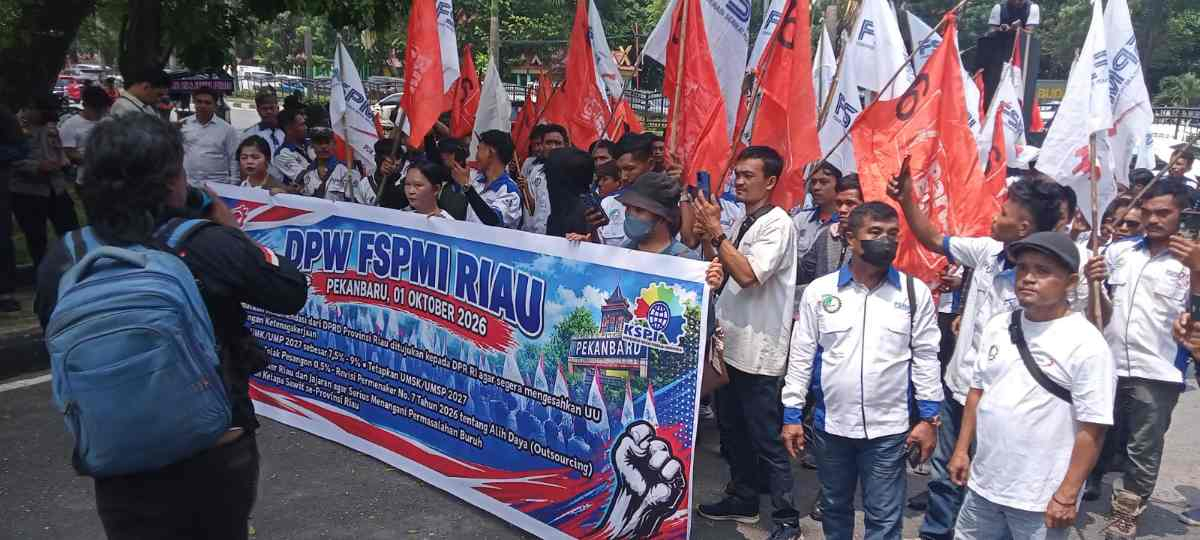 Tuntut UMP 2027 Naik 9 Persen, Puluhan Buruh Kepung Kantor DPRD Riau