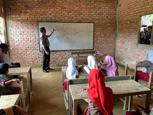 Kapolda Riau Jadi Guru Matematika di Sekolah Beralas Tanah di Pelosok Kampar