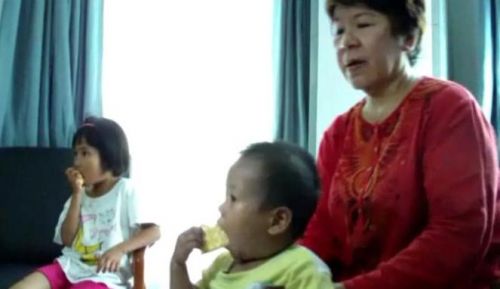 Astaga, Dua Balita Ini Disiksa dan Dipaksa Ibunya Tidur dengan Anjing