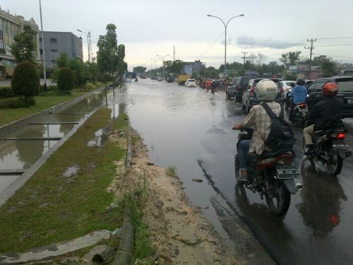 Akibat Drainase Tersumbat, Jalan SM Amin Panam Banjir, Warga Tuding Pemko Tutup Mata