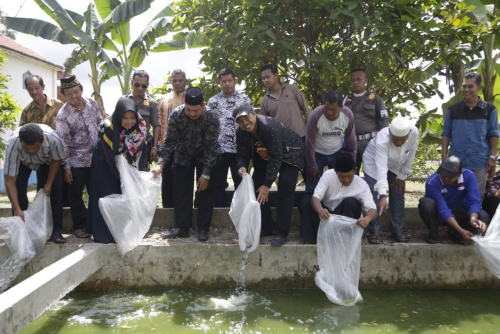 Bupati Siak Bantu Nelayan Rp2 juta untuk Pakan Ikan