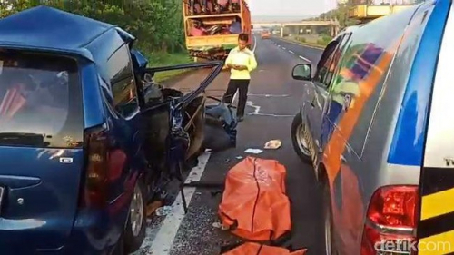 Seruduk Truk di Jalan Tol, Avanza Terseret 100 Meter, 6 Tewas dan 1 Luka Berat