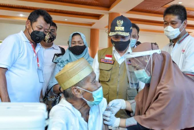 Stok Vaksin Masih 300.000, Gubri Minta Pemda Gesa Target Vaksinasi di Riau