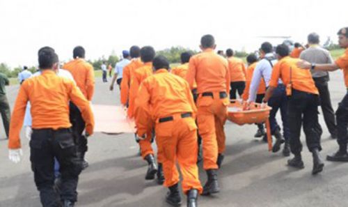 Pesawat Korsel Temukan 3 Jenazah Penumpang Air Asia QZ 8501 Dalam Posisi Duduk