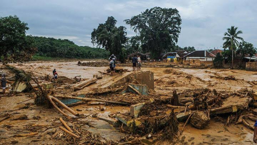 Tolong, 100 Santriwati Terjebak Banjir di Cipanas