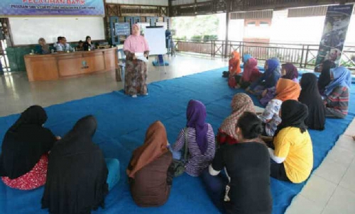 Kembangkan Batik Andalan, Puluhan Ibu-ibu di Pelalawan Dibekali Ketrampilan Membatik