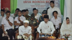 GoRiau Duduk di Sebelah Jokowi, KH Maimoen Zubair Malah Doakan Prabowo Jadi Presiden