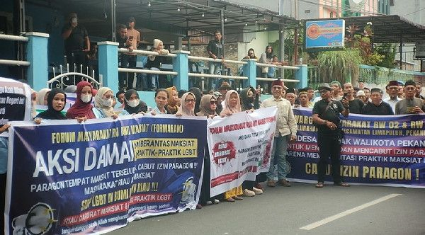 Buntut Pesta Waria, Ratusan Warga Pekanbaru Demo Tuntut Penutupan New Paragon