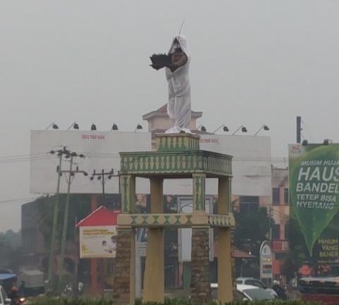 Patung Tugu Selamat Datang Jadi Pocong, Ternyata Kerjaan Orang Gila