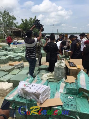 Hendak ke Jakarta, Perjalanan 2 Kapal yang Bawa 588 Kotak Barang Tanpa Cukai Terhenti di Tembilahan