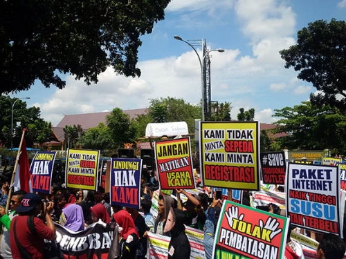 Pembatasan Registrasi Kartu Pra Bayar Rugikan Pedagang, KNCI Gelar Aksi ke DPRD Riau