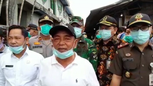 Bupati Pelalawan Tinjau Harga Pangan di Pangkalan Kerinci, Harris: Tak Ada Kenaikan Selain Gula